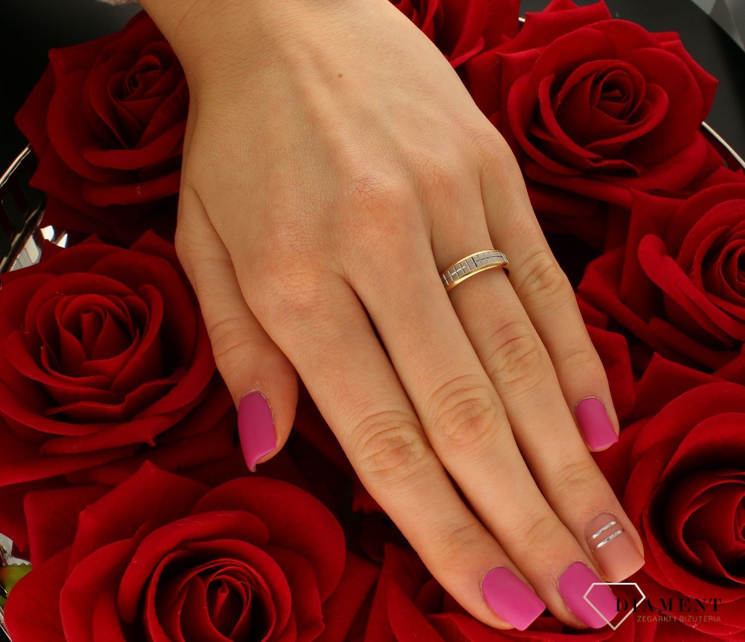 Złota obrączka 5mm płaska piaskowana z białym środkiem i grawerem 585 – Rozmiar 17.jpg